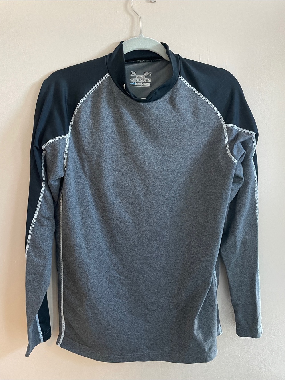 Men's Gray & Black Long-Sleeve Swim Rash Guard